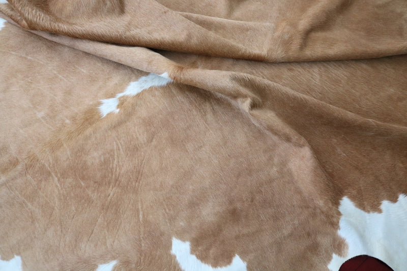 Caramel and white cowhide rug XXXL. Code 66147.