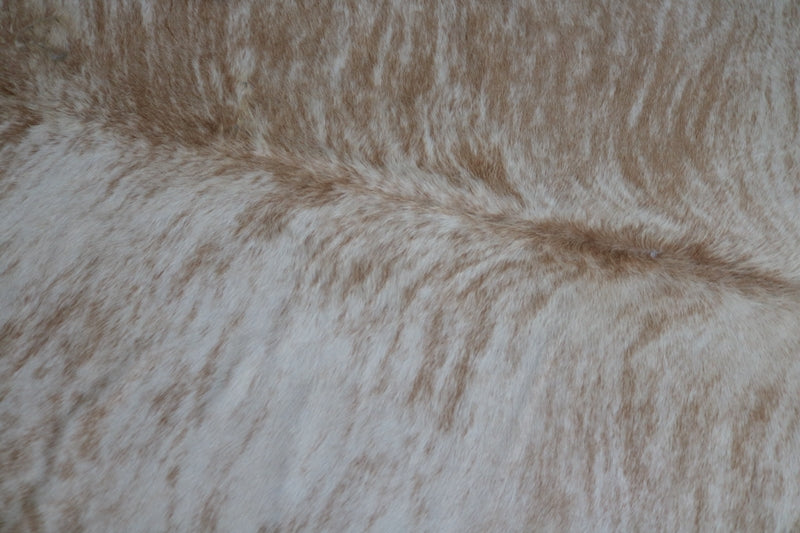 Beige and white cowhide rug. Code 96169.