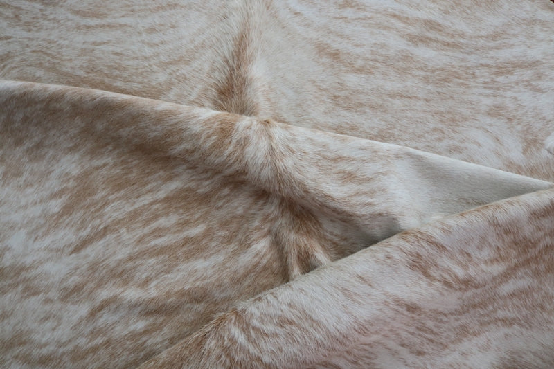 Beige and white cowhide rug. Code 96169.