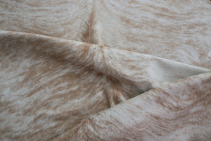 Beige and white cowhide rug. Code 96169.