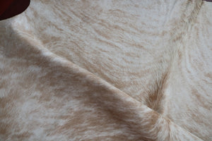 Beige and white cowhide rug. Code 96169.