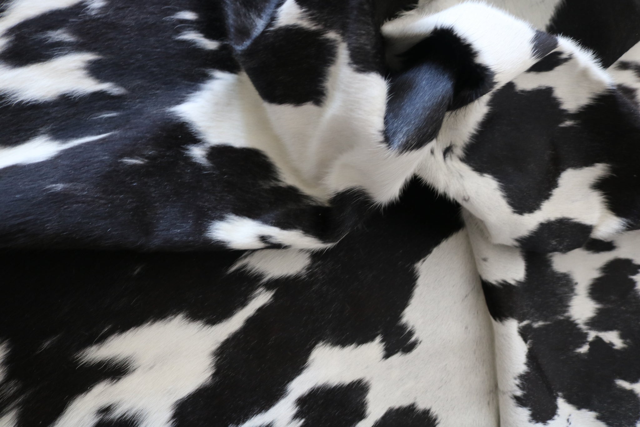 99285- Cowhide Rug black & white  - Premium Collection