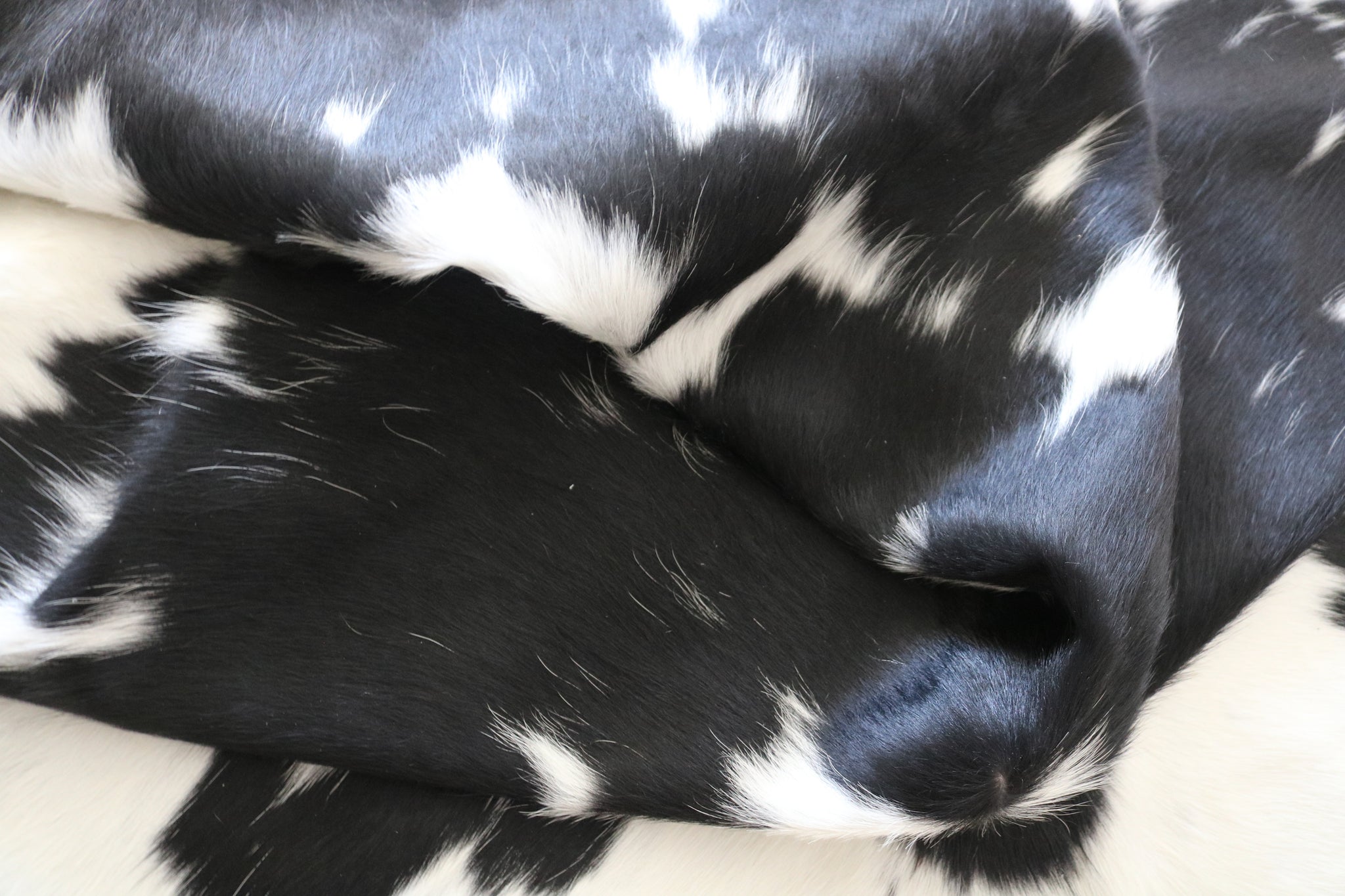 200537- Cowhide Rug BLACK & WHITE - Premium Collection