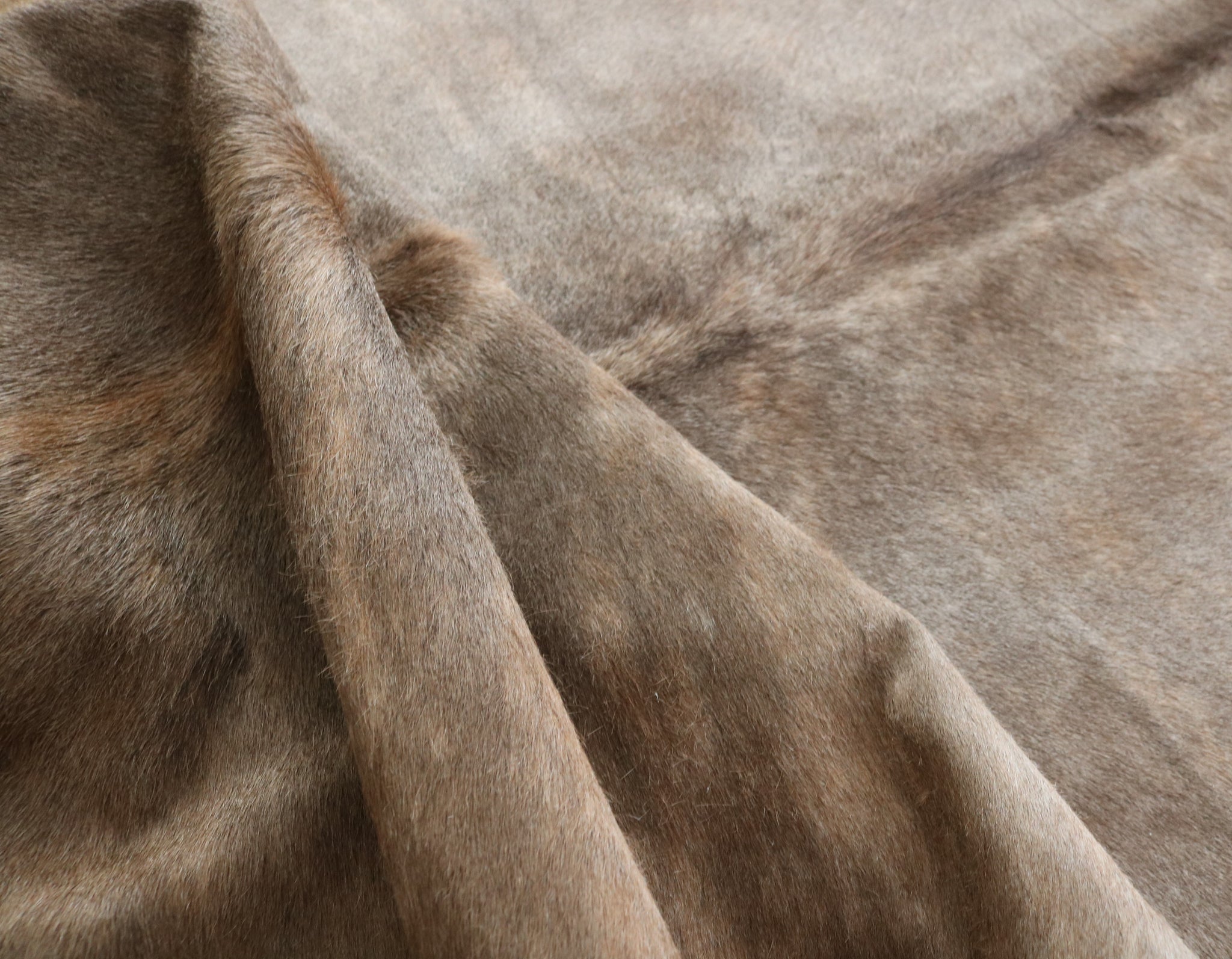 Brown cowhide rug. Code 95239.