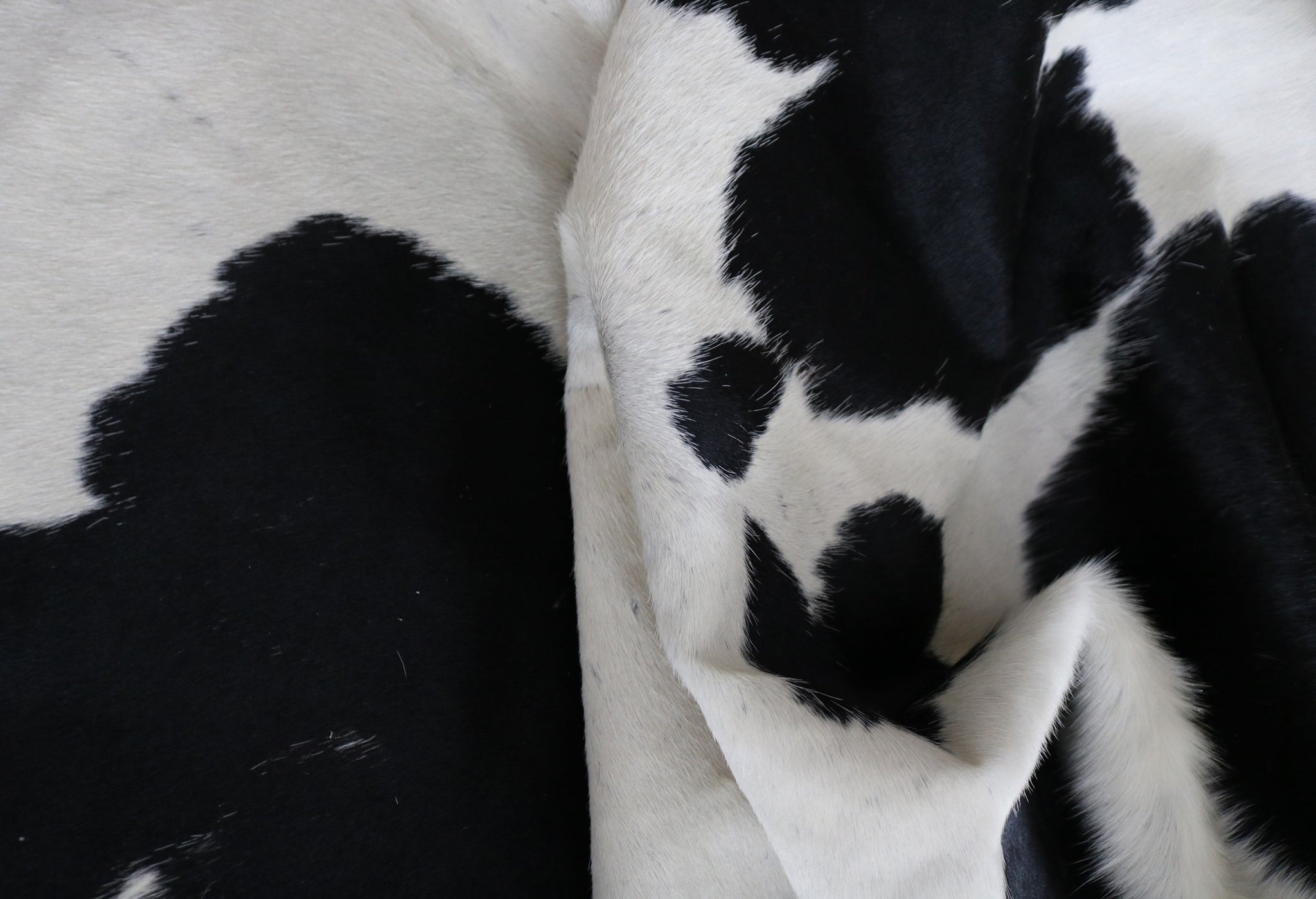 98587 - Black and White Cowhide Rug  -  Premium Collection