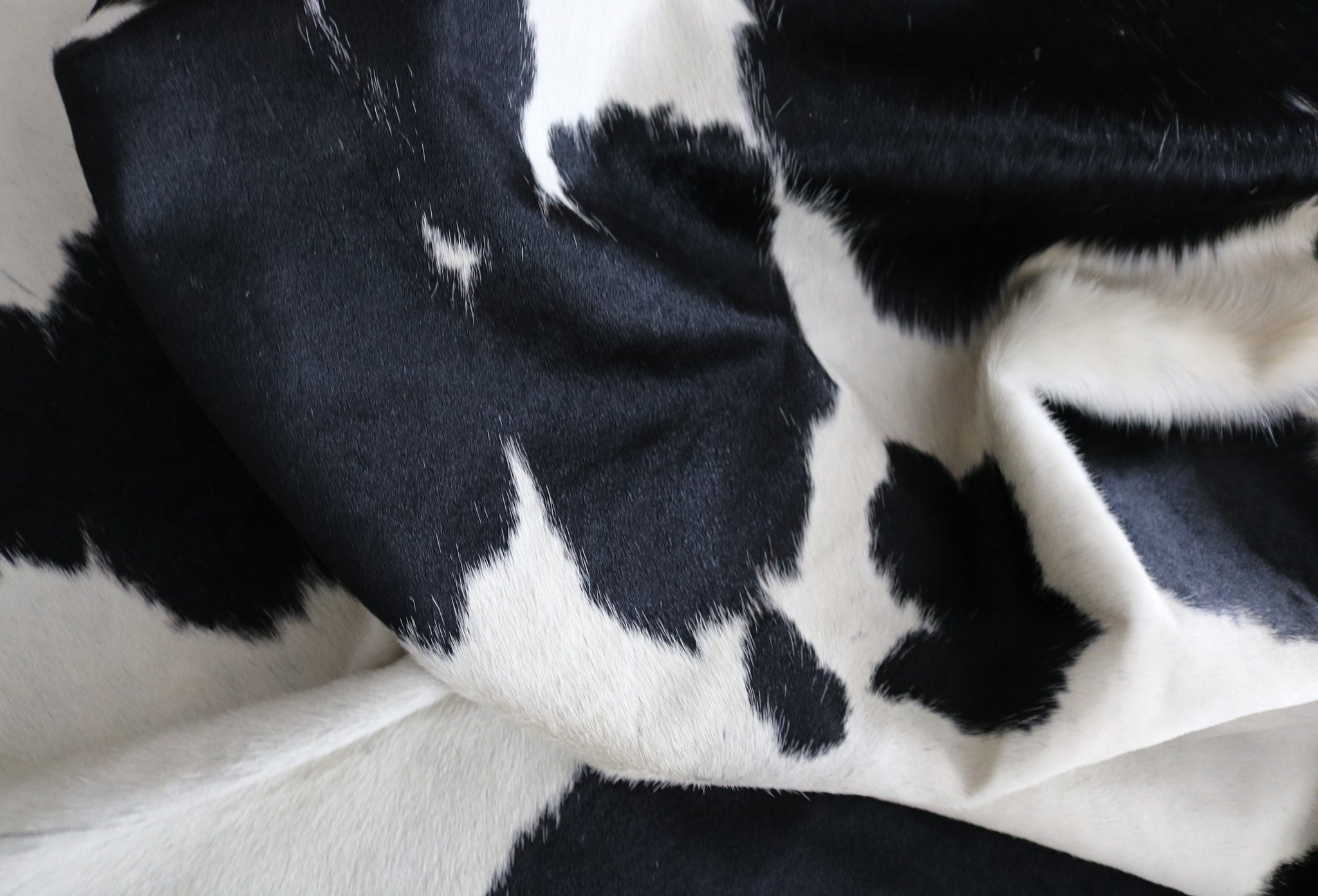 98587 - Black and White Cowhide Rug  -  Premium Collection